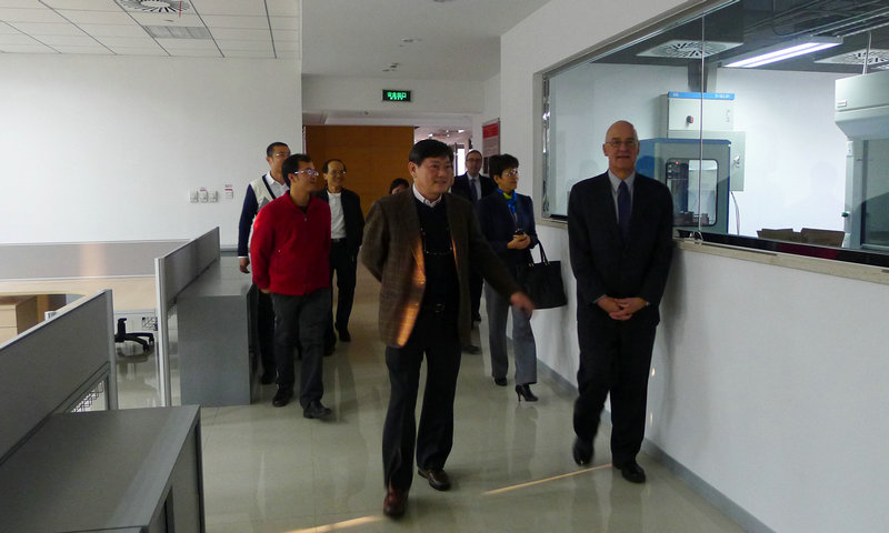 牛津大学校长Andrew Hamilton教授一行访问新国大苏研院
