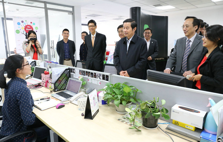 江苏省副省长史和平视察新国大苏研院