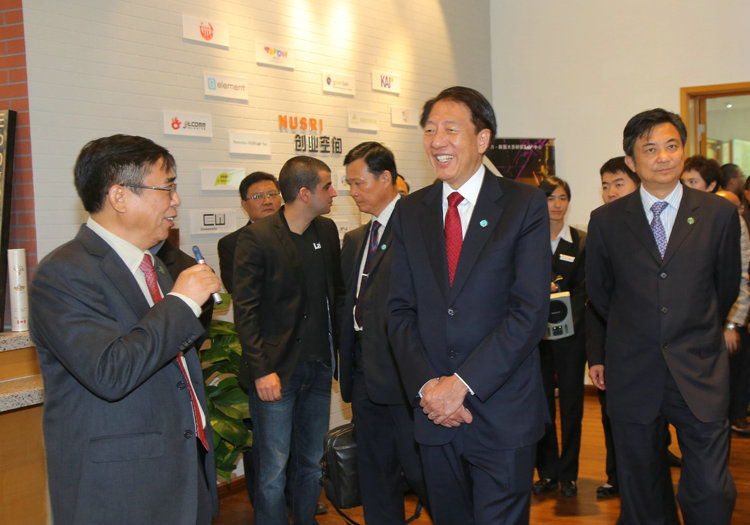 新加坡副总理张志贤考察新国大苏研院