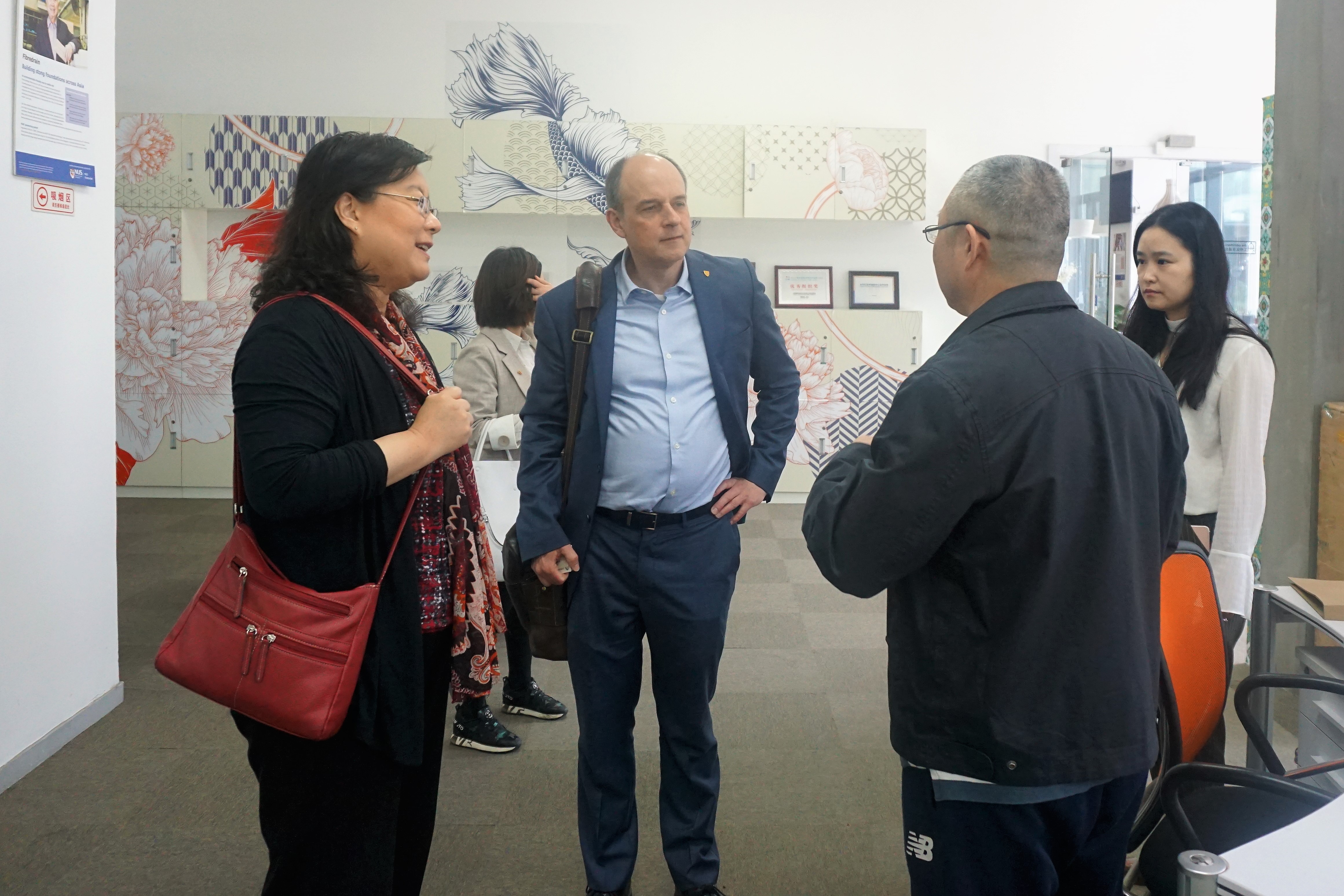 加拿大滑铁卢大学副校长Bernard Duncker一行访问新国大苏研院