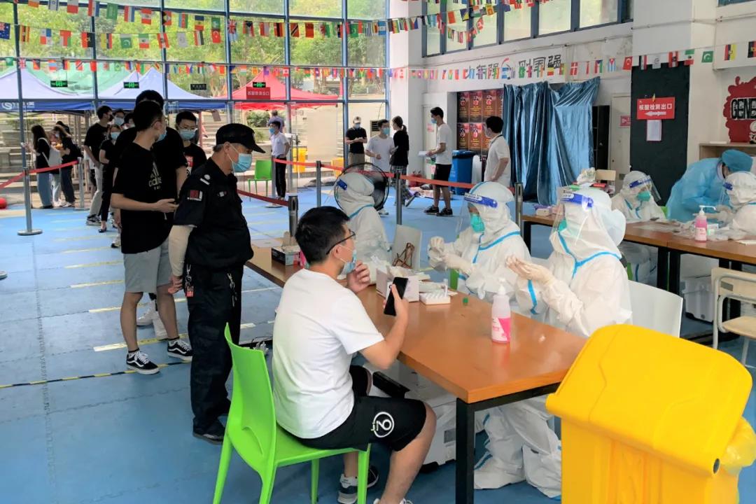 强化疫情防控，新国大苏研院组织学生例行核酸检测