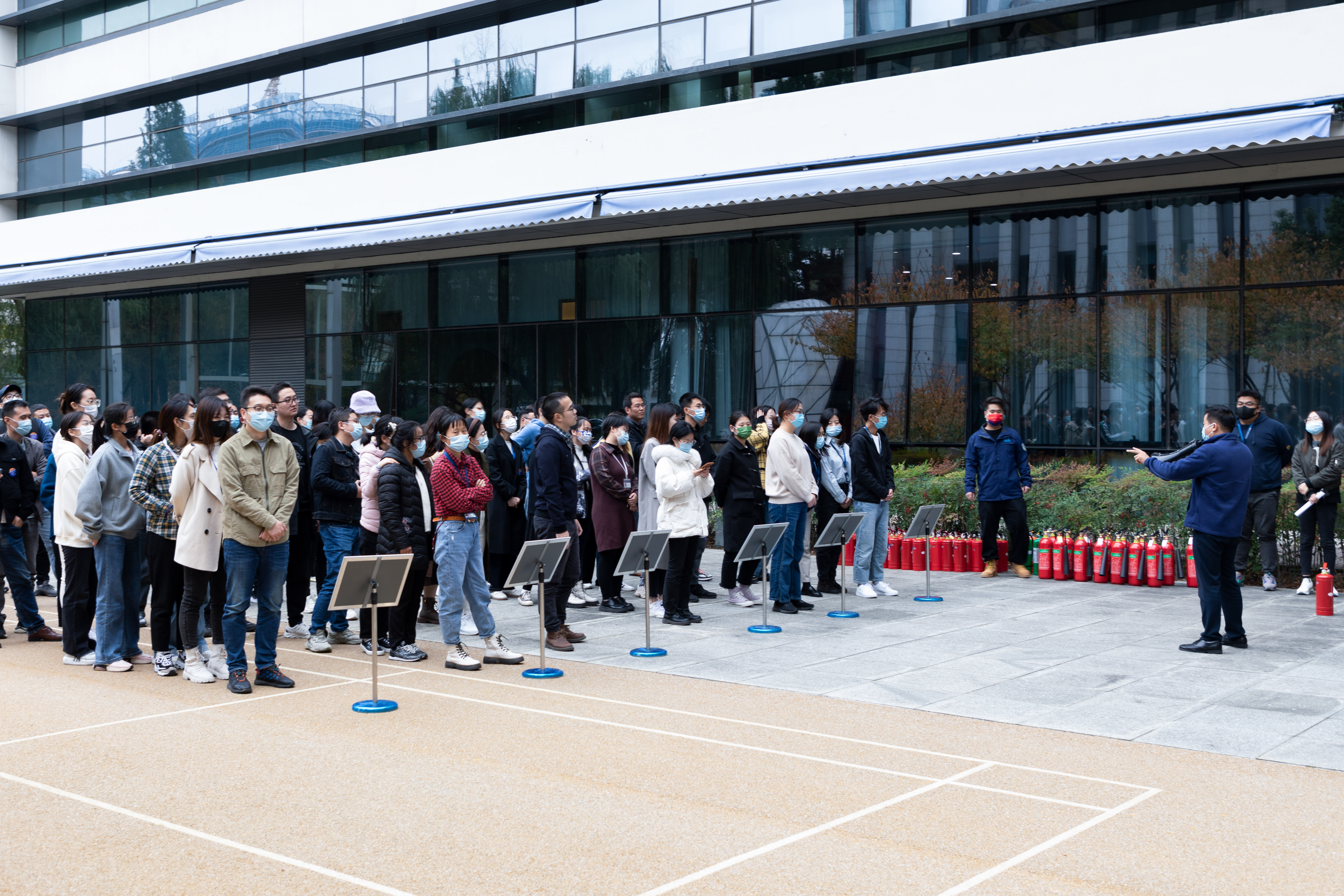 筑牢安全防火墙！新国大苏研院组织开展消防安全知识培训与应急演练